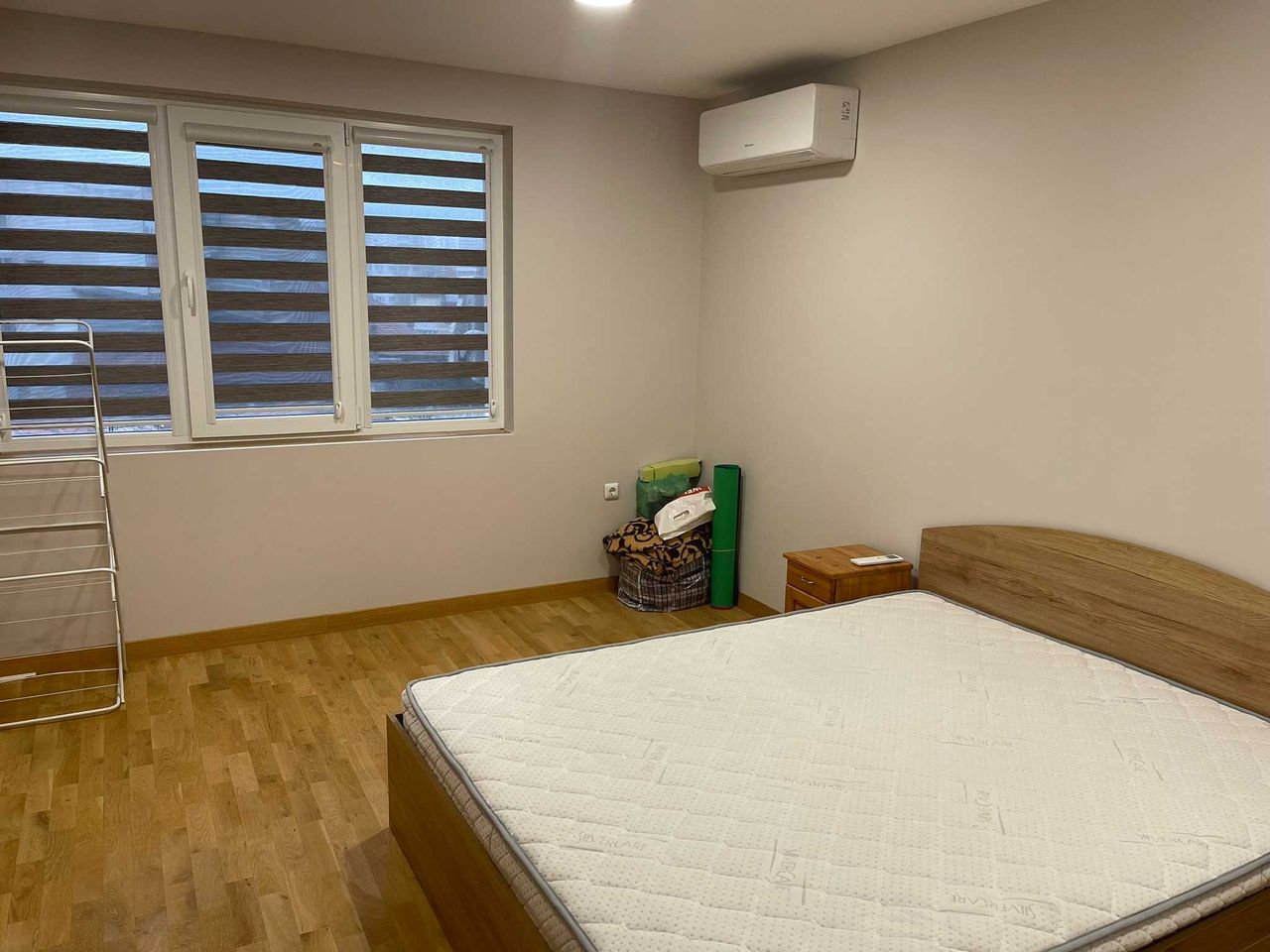 Дава се под наем Тристаен апартамент в Варна, Цветен квартал - 87 кв.м за 612 € - Снимка #3