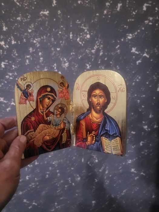 Плакет с дърворезба и две икони