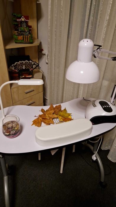 Masuta manichiura cu aspirator incorporat,veioza,