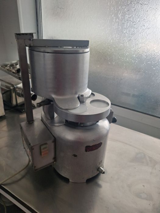 Формовачна машина за кюфтета и бургери