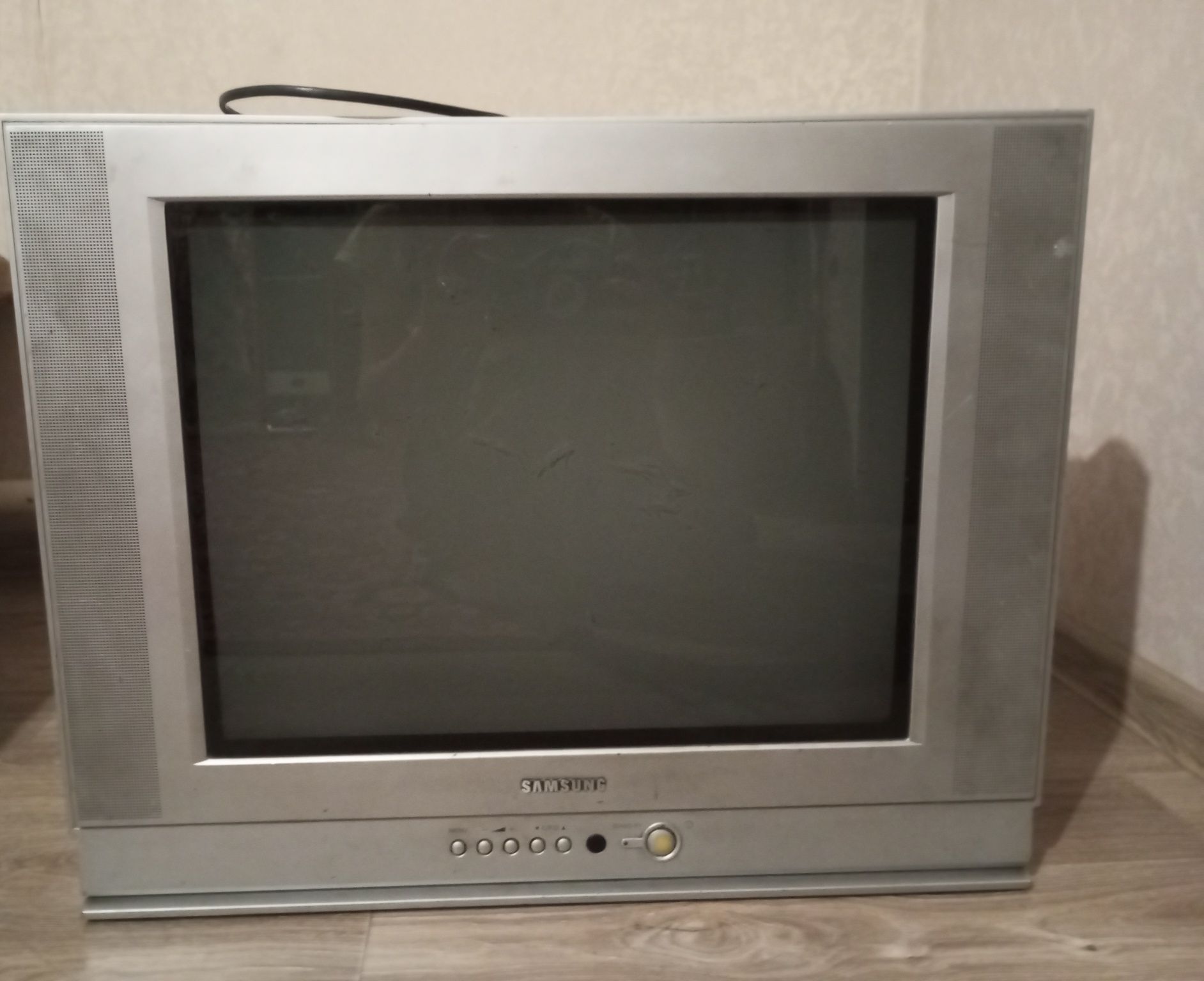 Старый цветной телевизор б/у