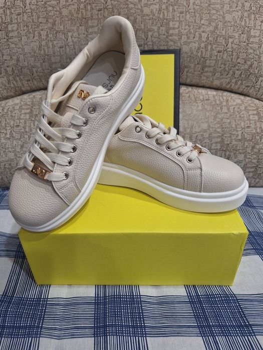 Продам кроссовки женские новые.