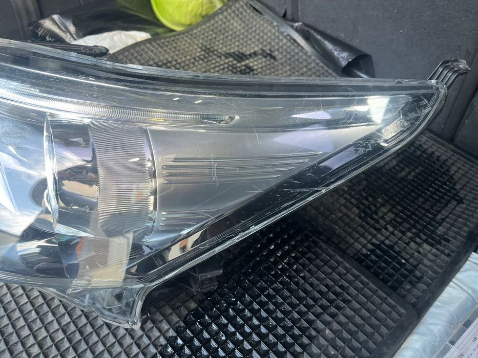 Фар за Toyota avensis