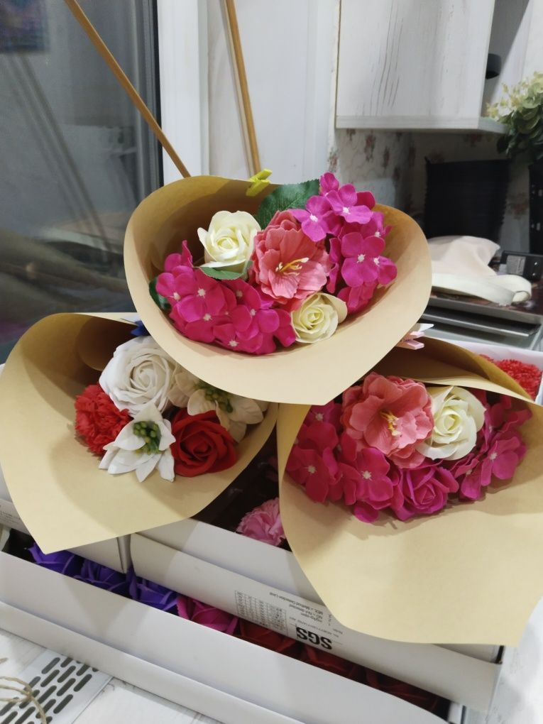 Букеты из мыльных роз по 2500 тенге