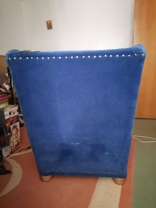 Fotoliu din piele maro, fotoliu din catifea albastru