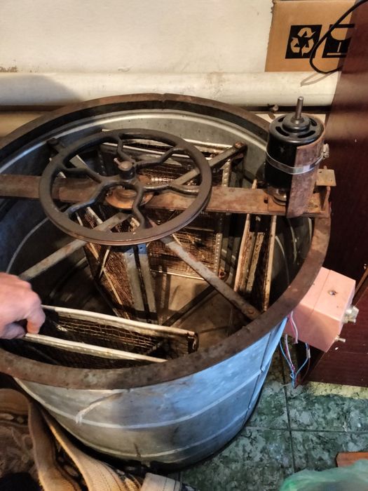 Продам медогонку и воскотопки