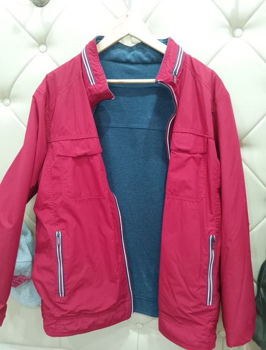 Двухсторонняя куртка с капюшоном.