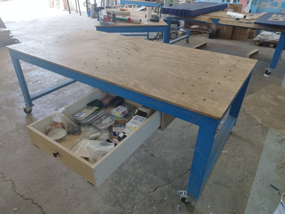 Mese atelier mobila și capra cu role