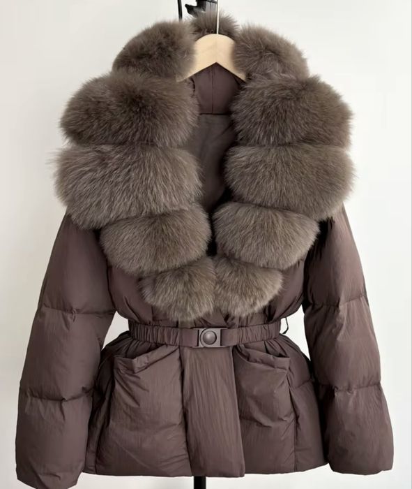 Дамско зимно кафяво яке с естествен косъм