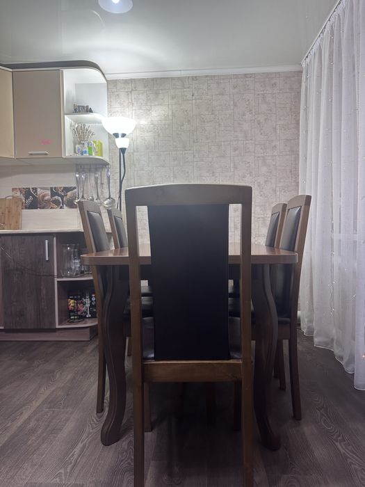 Продается комплект стол и 6 стульев