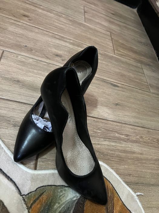 Черни токчета официални