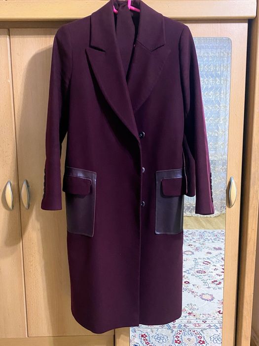 Пальто бардового цвета