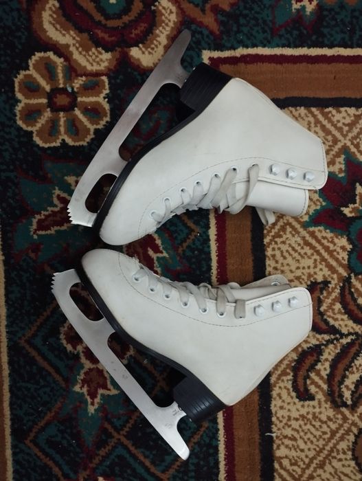 Продам фигурные коньки Nicole