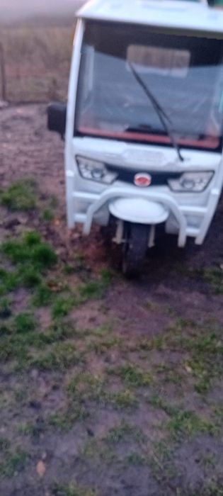 Vând tricicleta cu cabina pe 3 roti