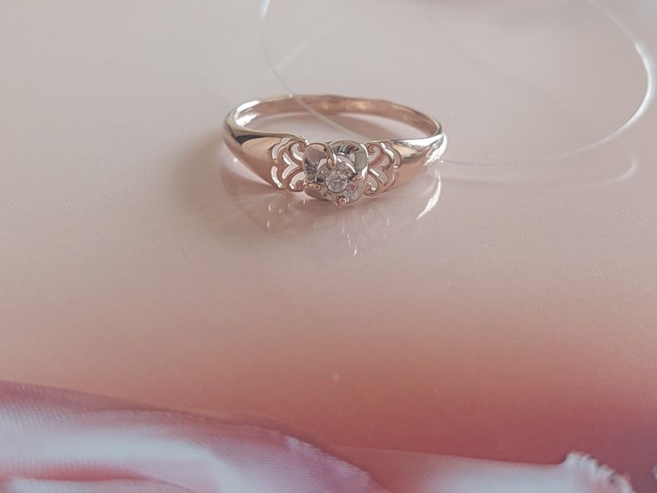 Золотое кольцо с бриллиантом