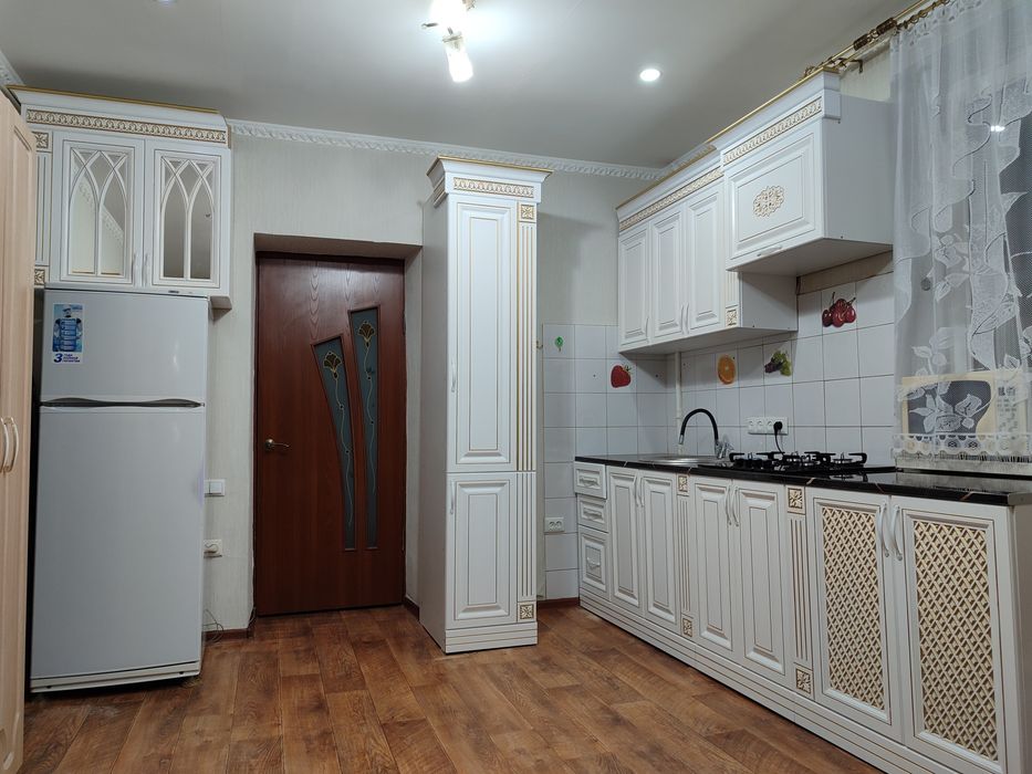 Красивый Кухонный гарнитур (в хорошем состоянии)