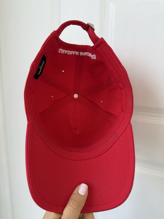 Шапка Dsquared2 в черно и червено