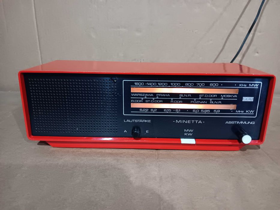 Magnetofon, casetofoane, DVD-playere, tuner, radio.