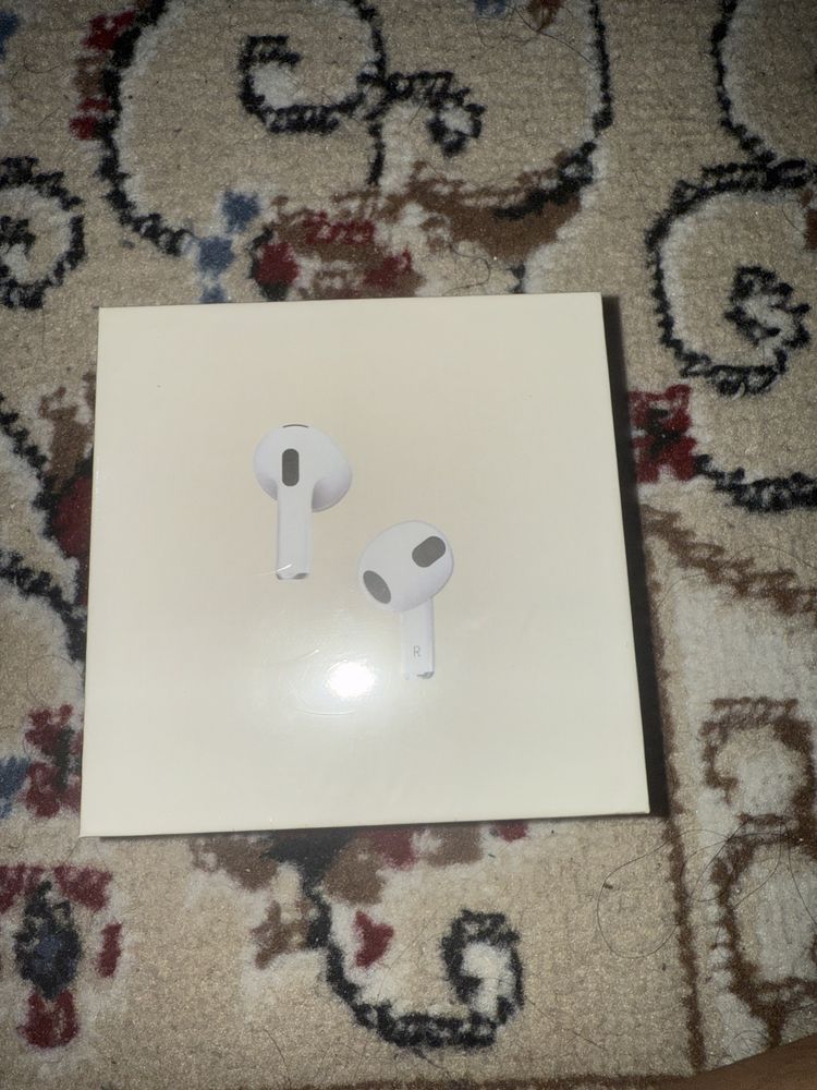 Apple AirPods с MagSafe-чехлом для зарядки.