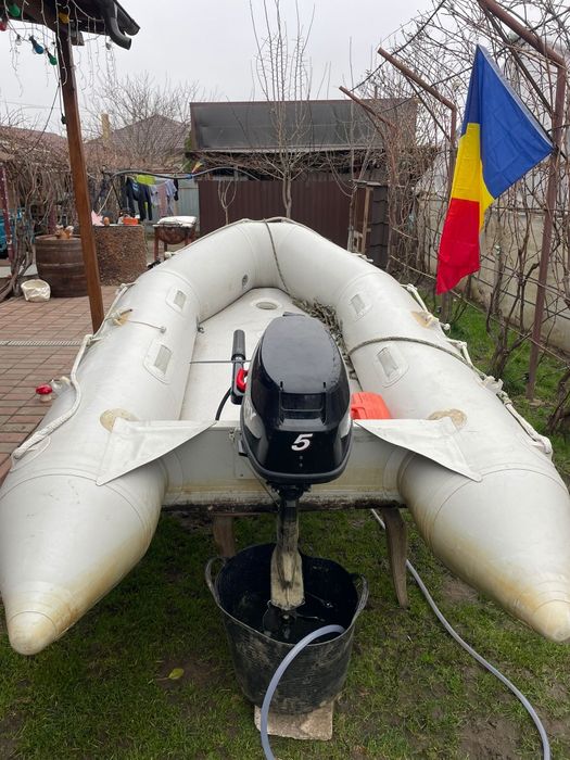 Barca cu motor Mercury