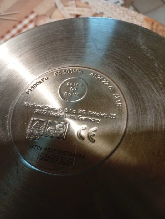 Продавам  комплект две тенжери 6/3 литра