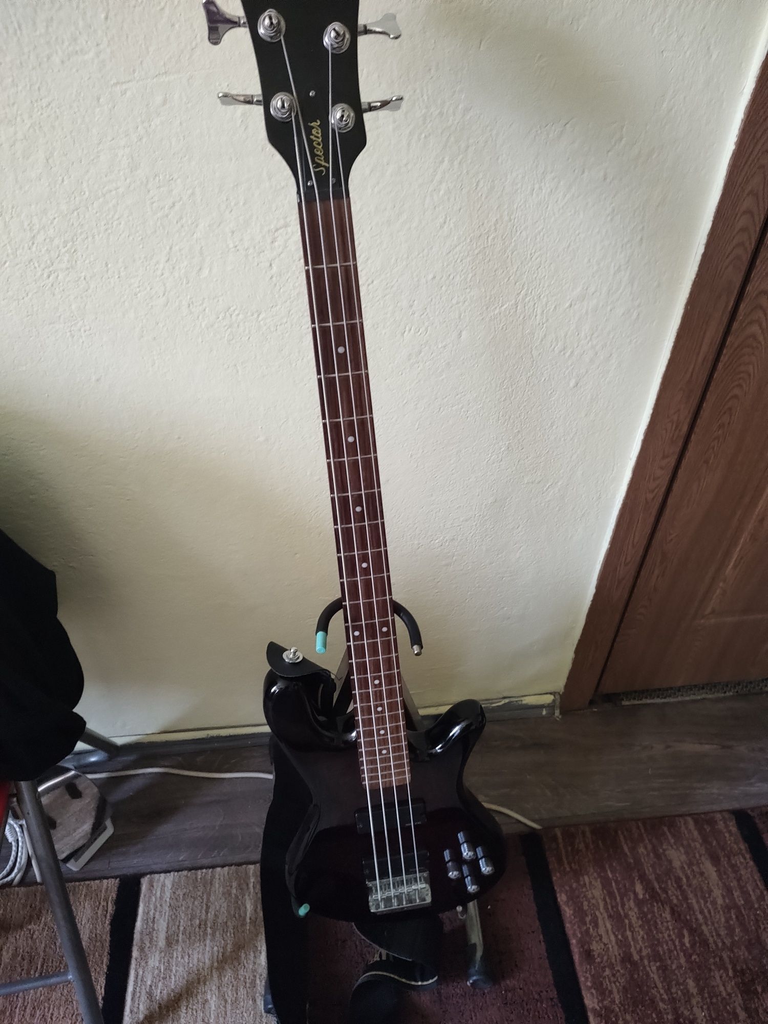 Vând chitara bass Spector legend 4