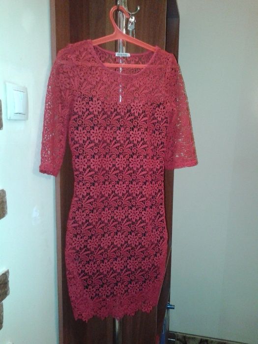 Продается красное кружевное платье