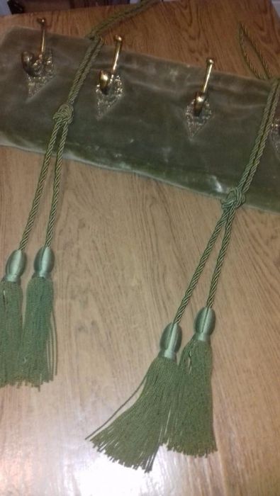 Cuier plușat cu agățătorile din bronz masiv.