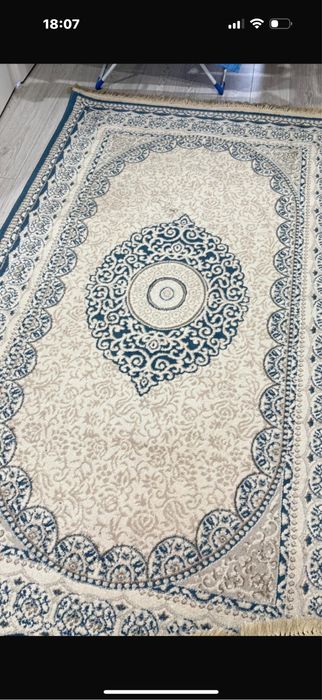 Продается ковры 2шт за восемь сост хорошие и гадильную доску
