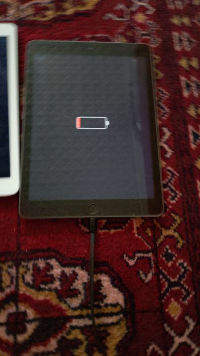 Продам 2 Айпада. Заблокированы оба. Пароль не помню.