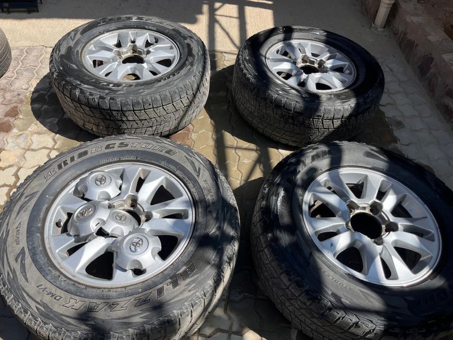 Диский с шиной от лэнд крузера 200 R17 размер, задние фары, магнитафон