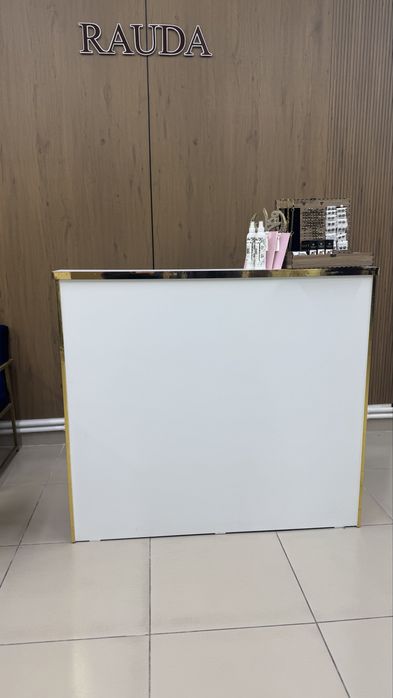 Диван, стол, reception, стойки для одежды