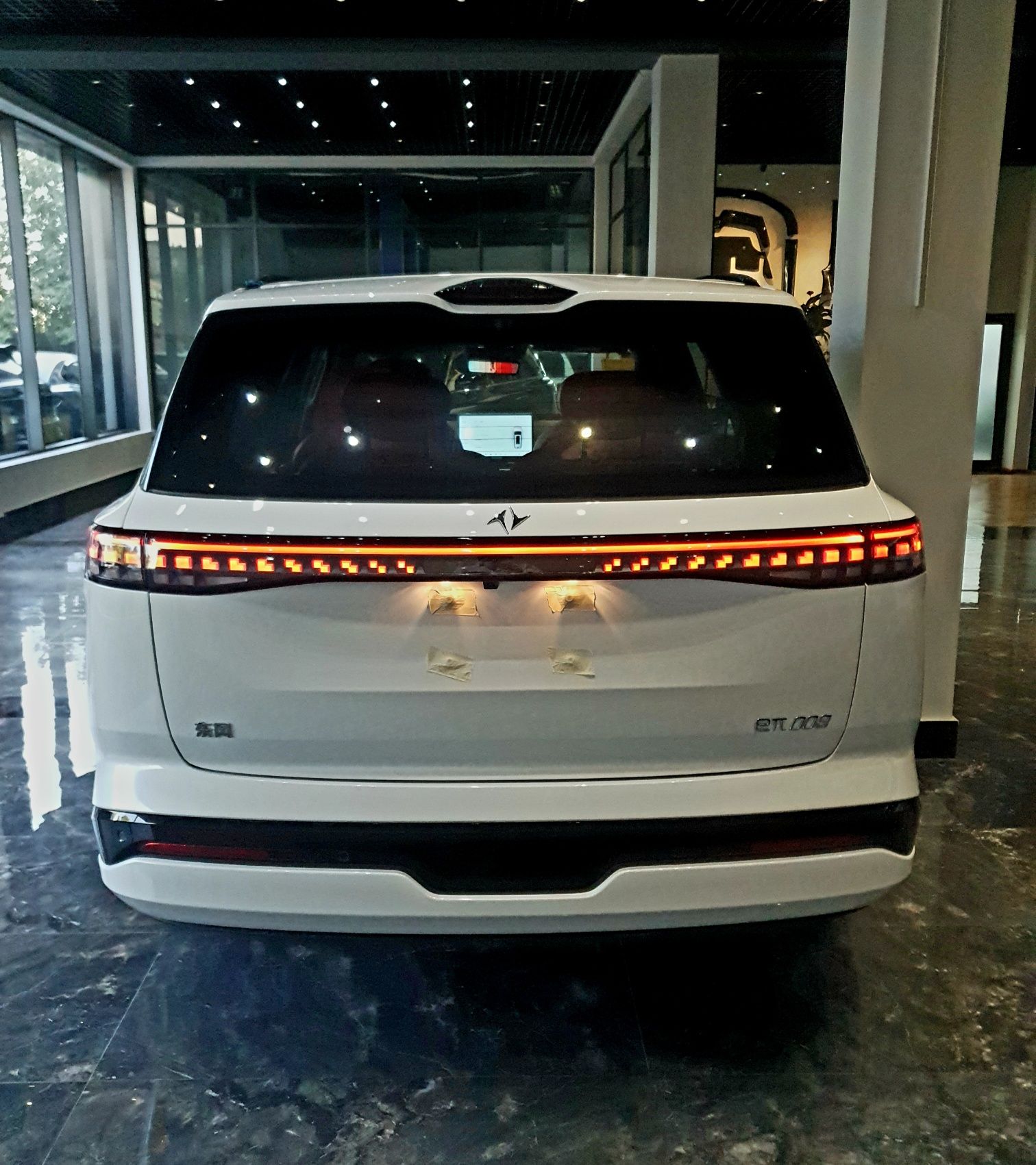 Dongfeng EP 008 MAX premium gibrid krossover semeyni moshina