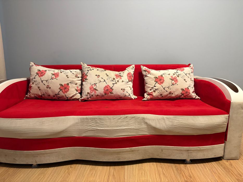 Vand canapea rosie, folosita,  in stare buna