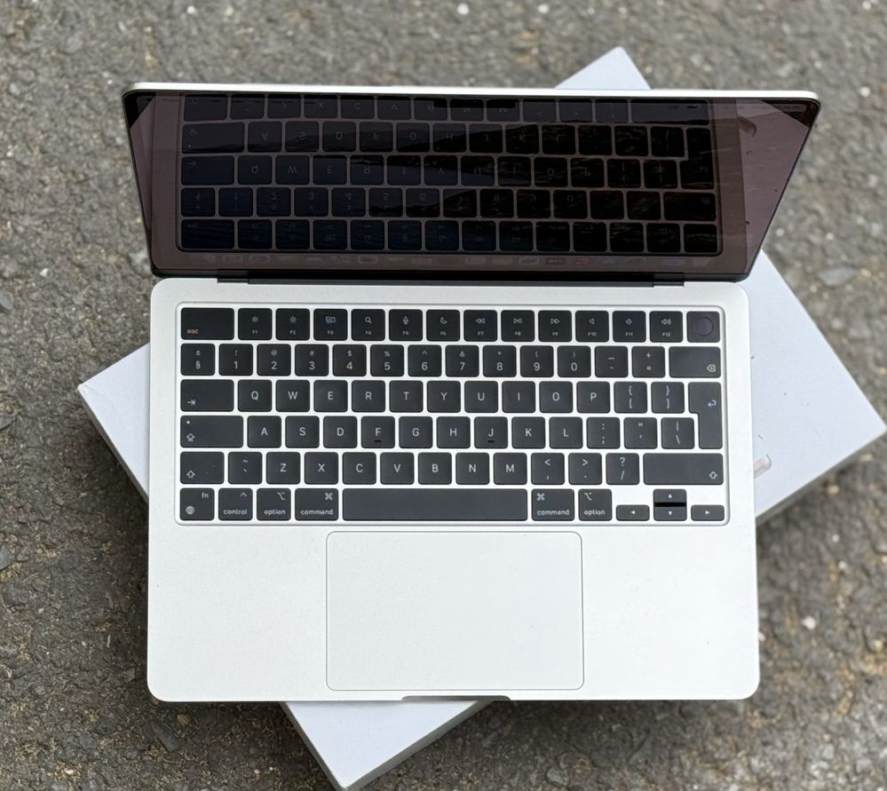 Лаптоп Apple MacBook Air 13", Чип Apple M3, 8GB, 256GB, Starlight