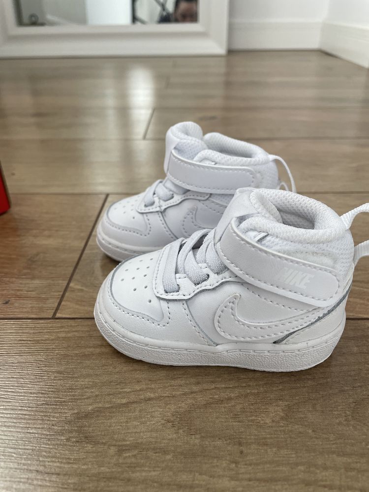 Adidasi Nike, bebe, marimea 17