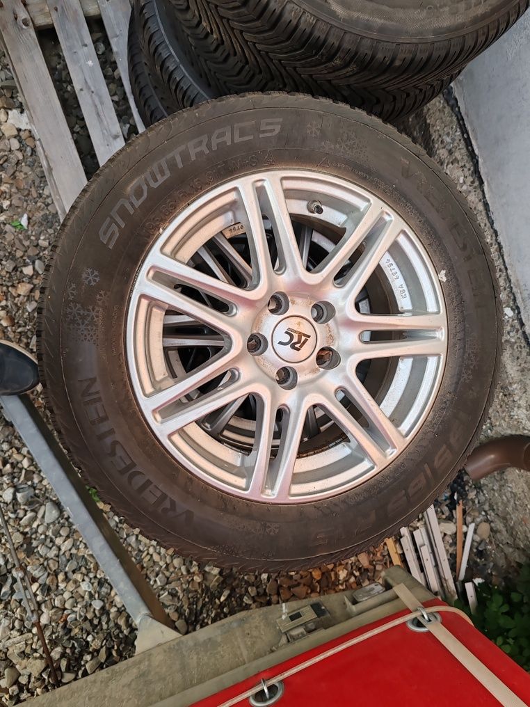 Jante cu cauciucuri de iarna de Toyota prius 195/65r15