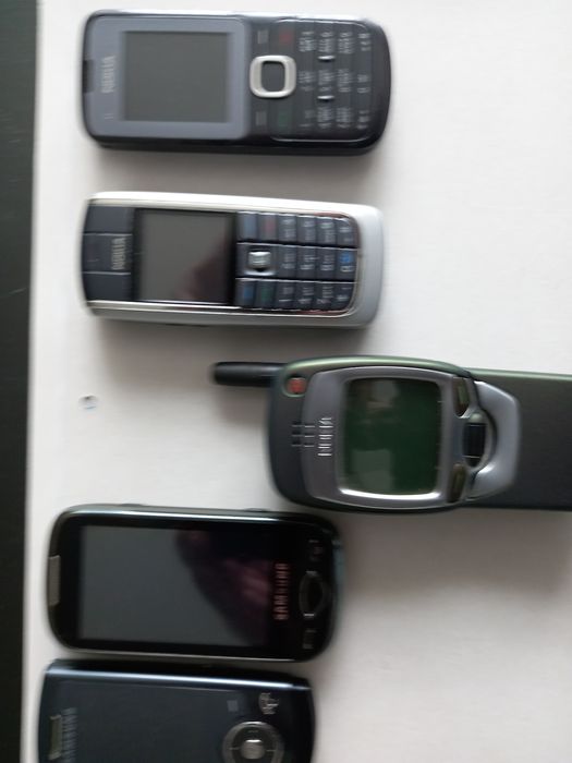 Лот телефони употребявани.