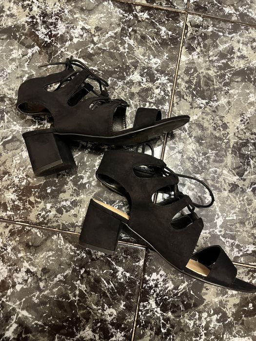 Sandale negre cu toc