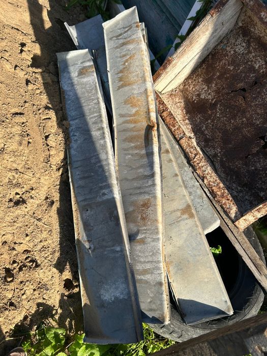 Окно целое, рама со стеклом, карниз