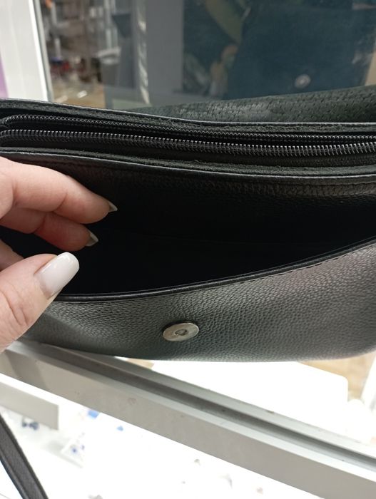 Продам отличную кожаную сумку, и очень крепкую и стильную ,удобную.