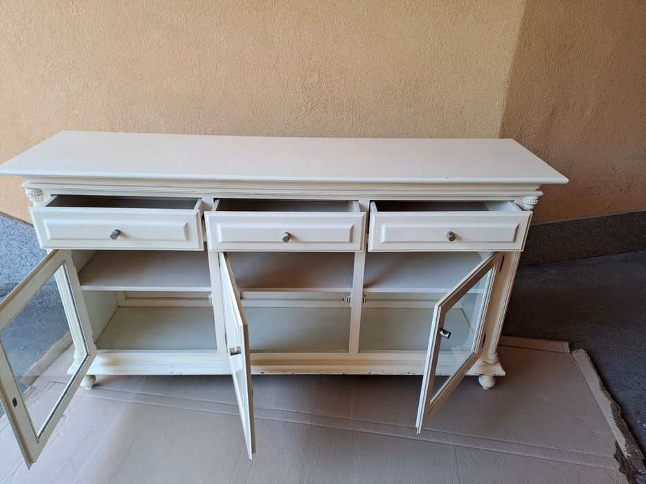 Класически масивен шкаф за трапезария