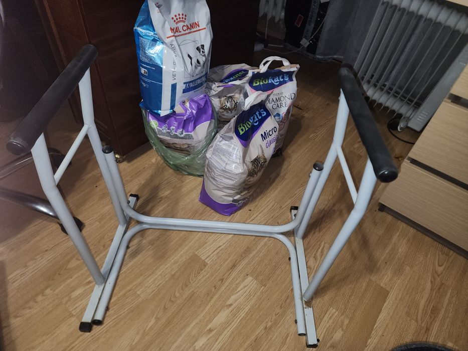 Suport  sprijin pentru vasul de toaleta.