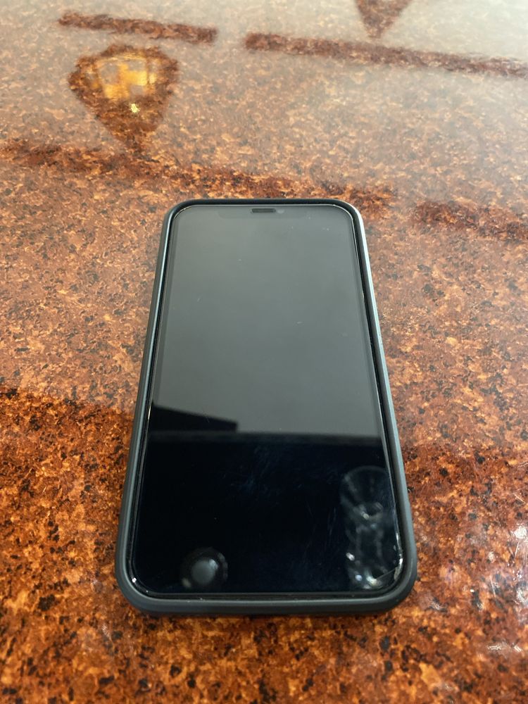 Iphone 11 64гб с чехлом и защитное стекло