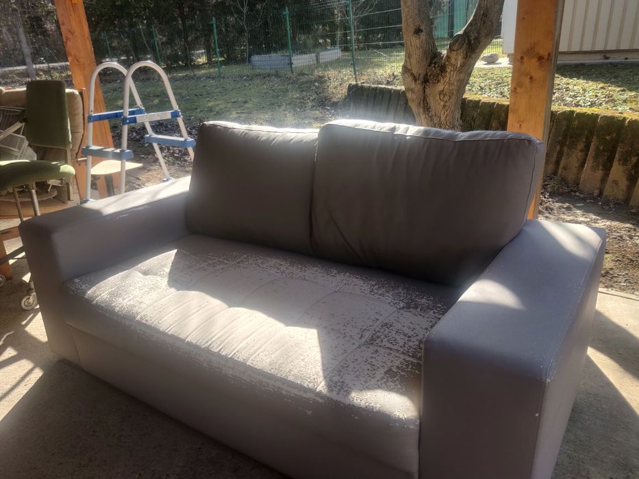 Canapea confortabila de interior.