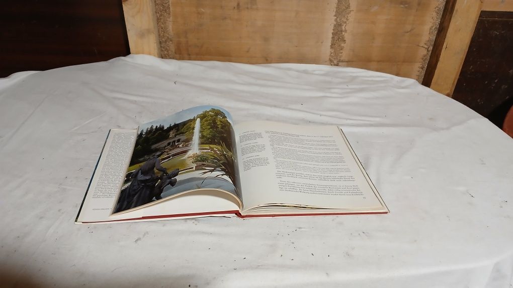Книга с замък на руски