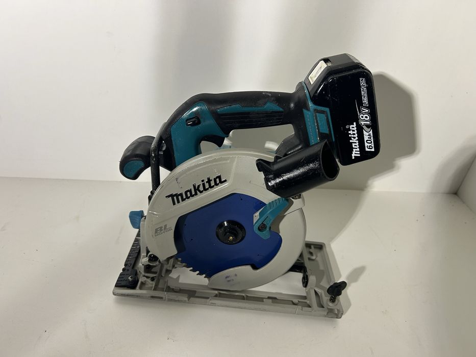 Makita DHS 680 circular de mana
