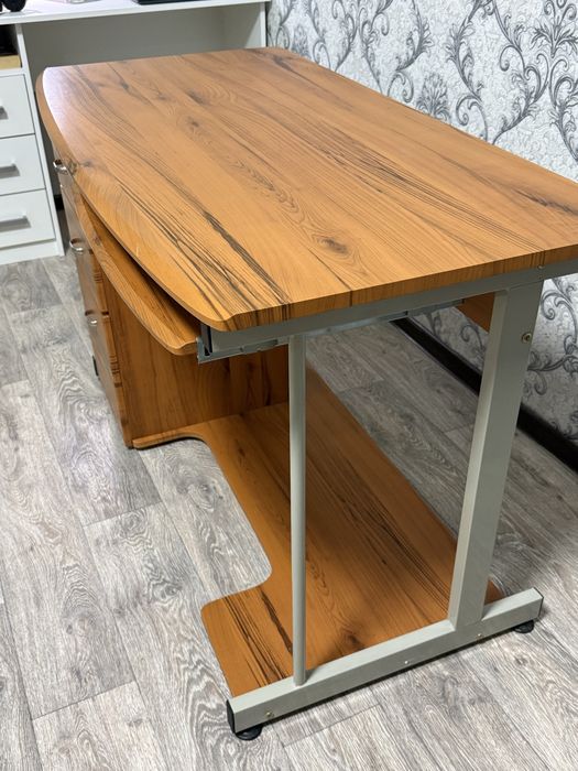 стол компьтерный/письменный