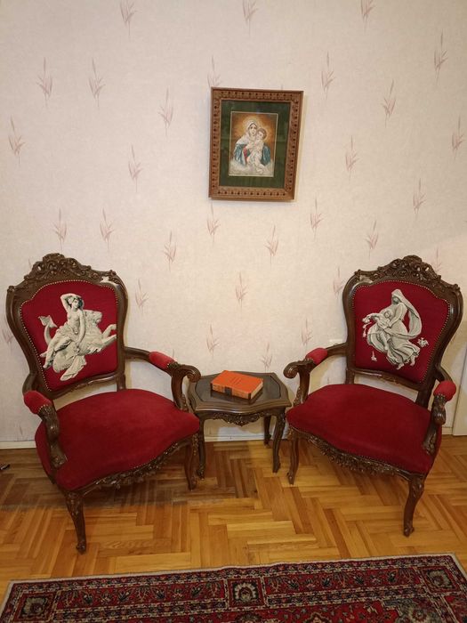 Кресла и масичка "Луи 16-ти" с ръчно бродирани вилерови гоблени.