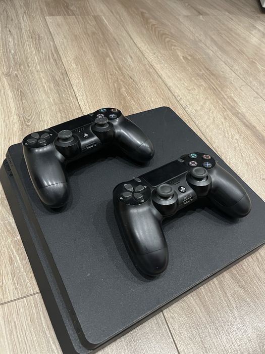Продаю срочно плейстейшен 4.    Два джойстика